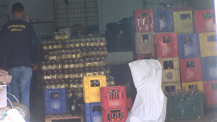 Procon intensifica as fiscalizações e investiga a rede de distribuição envolvida na comercialização de bebidas adulteradas.