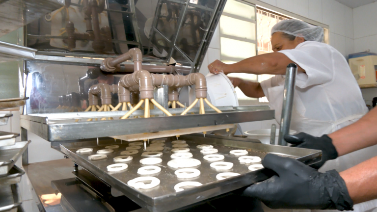 Fábrica de biscoito de polvilho ajuda a complementar a renda da família