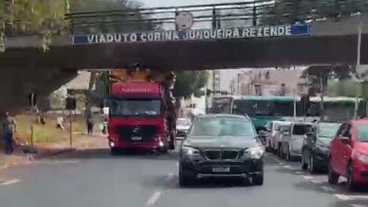 Caminhão preso em viaduto