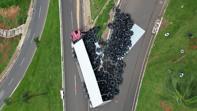Caminhão tomba e carga de pneus causa congestionamento na Rondon Pacheco Caminhão tomba e carga de pneus causa congestionamento na Rondon Pacheco