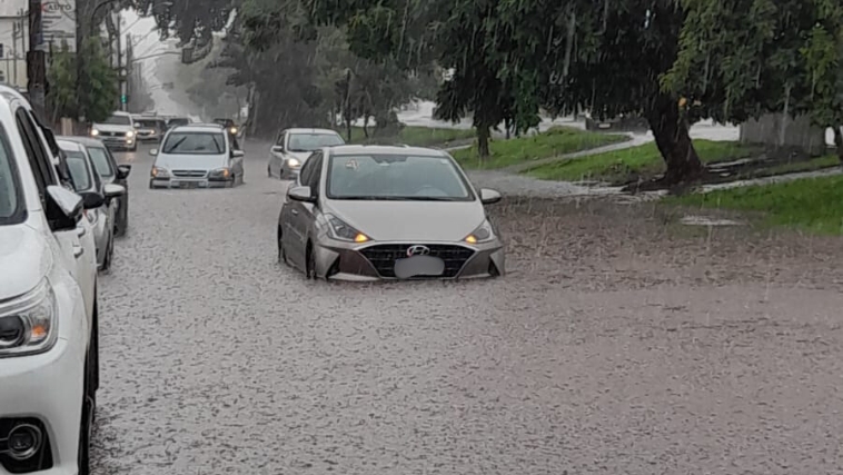 Carro alagado em Uberlândia