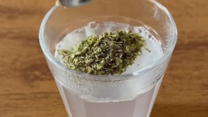 Chá para garganta inflamada: Copo americano com água quente, limão e orégano