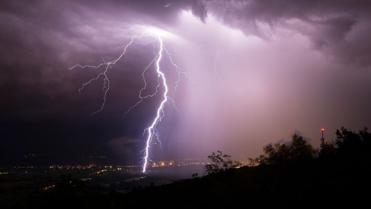 Tempestade e chuva moderada