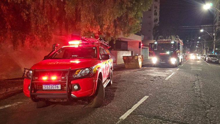 Fumaça causada por curto-circuito era vista de longe e saia pela janela do prédio.