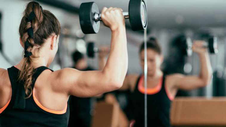 O desenvolvimento é essencial para o ganho de força muscular, pois isola os músculos dos ombros