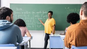 Sine Uberlândia oferta vagas para professor com salário de R$ 3 mil