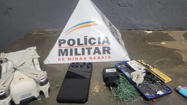 Materiais apreendidos pela polícia após drone tentar entregar drogas e eletrônicos em presídio