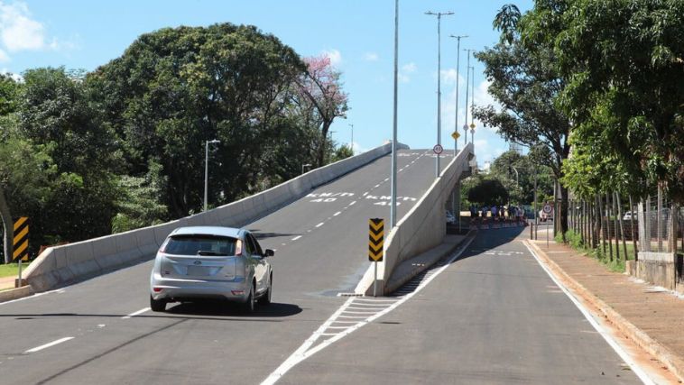 Viaduto que precisa de melhorias de acordo com ação Pública