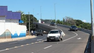 Viaduto aparece ao fundo de veículo na avenida Rondon Pacheco