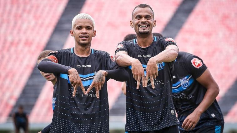 Dois jogadores do Essube comemorando gol