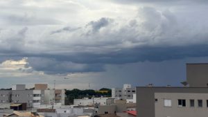 Tempo chuva e céu em Uberlândia