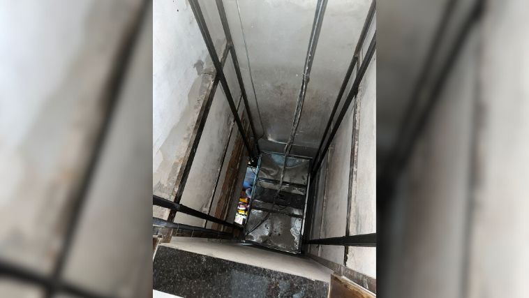 Elevador danificado após despencar em Araguari