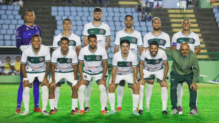 Jogadores do Ipatinga posando para foto