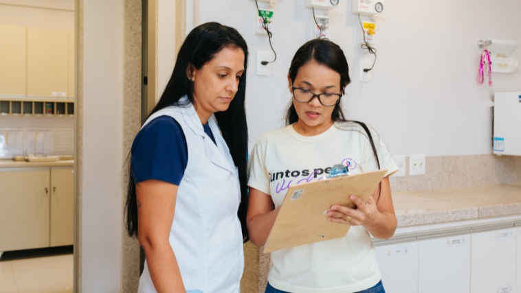 A enfermeira Lara ajuda os pacientes a lidarem com a luta contra o câncer