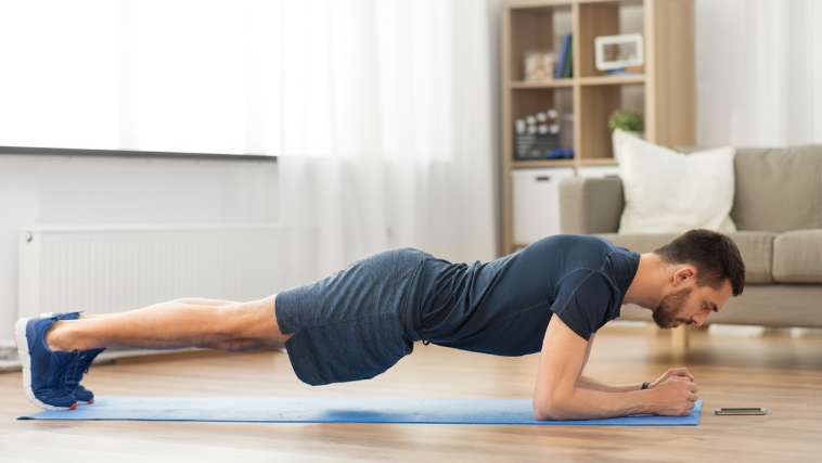 A prancha é um exercício que ajuda a ganhar força muscular, principalmente no core.