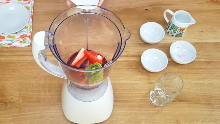 Ingredientes do suco para a pressão alta dentro do liquidificador