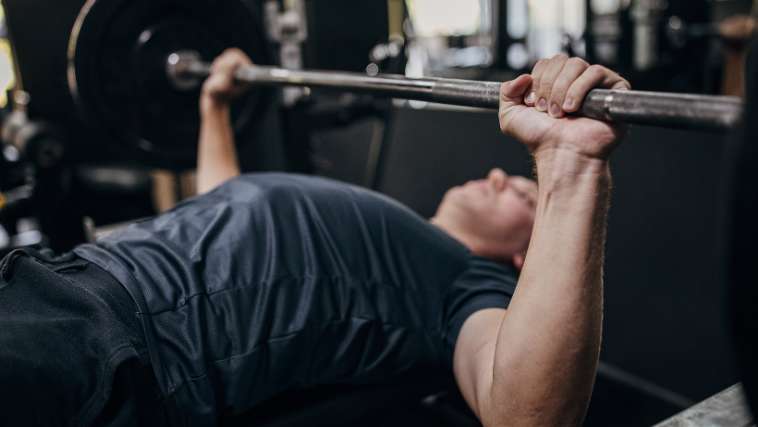 O supino é um exercício chave para o ganho de força muscular, principalmente se for realizado com a barra