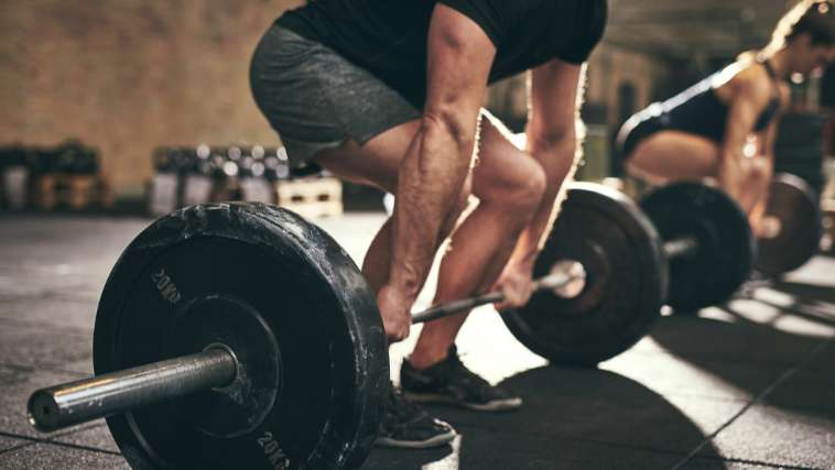 O levantamento terra, apesar de difícil, é um bom exercício para ganhar força muscular