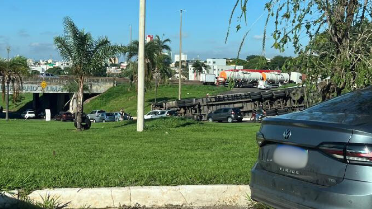 Caminhão tomba e causa transtorno no trânsito