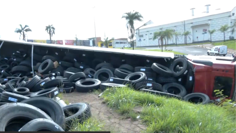 Caminhão tomba com carga de pneus