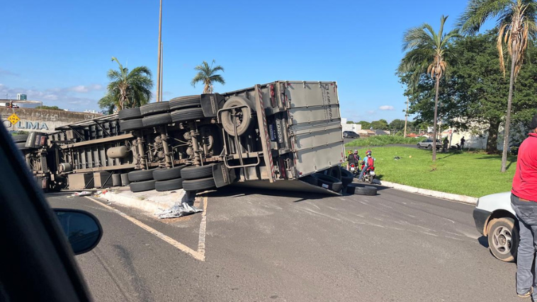 Caminhão tomba e causa transtorno no trânsito.