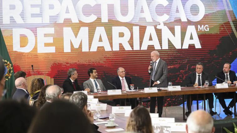 Presidente Lula e pessoas responsáveis durante reunião no Palácio do Planalto sobre a tragédia em Mariana