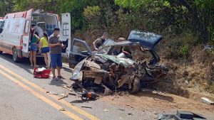 Acidente entre caminhão tanque e veículo deixa homem em estado grave