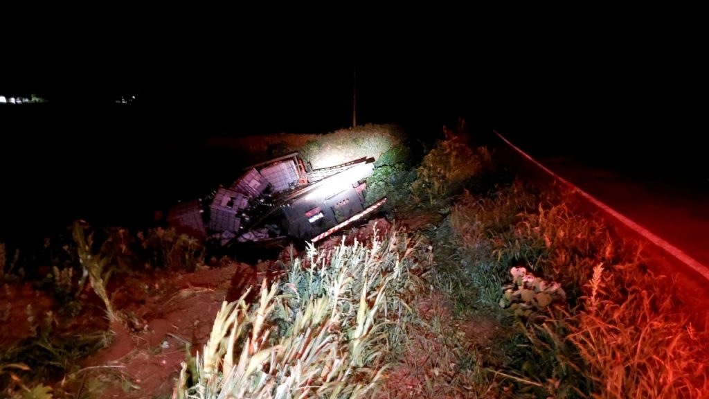 Motorista sofre acidente por conta de buraco na pista