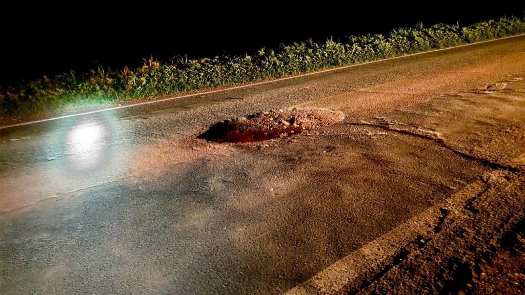 Motorista sofre acidente por conta de buraco na pista