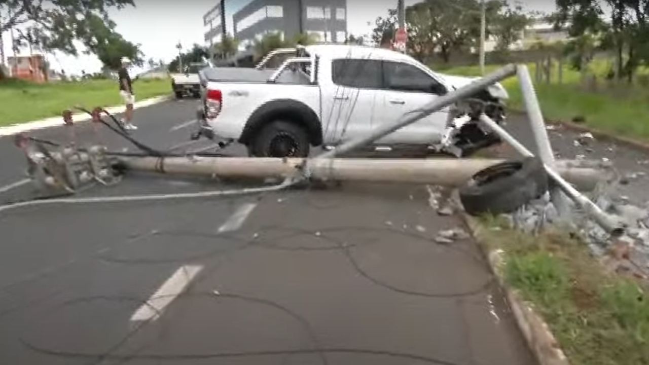 Caminhonete destrói poste 