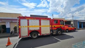 Bombeiros apagam incêndio em Uberlândia