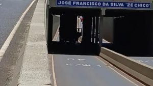 Caminhão preso em túnel