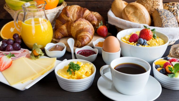 Um café da manhã completo pode curar qualquer dia ruim! - Crédito: Freepick