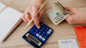 Se organizar financeiramente é importante para evitar passar apertos no mês - Crédito: Freepick