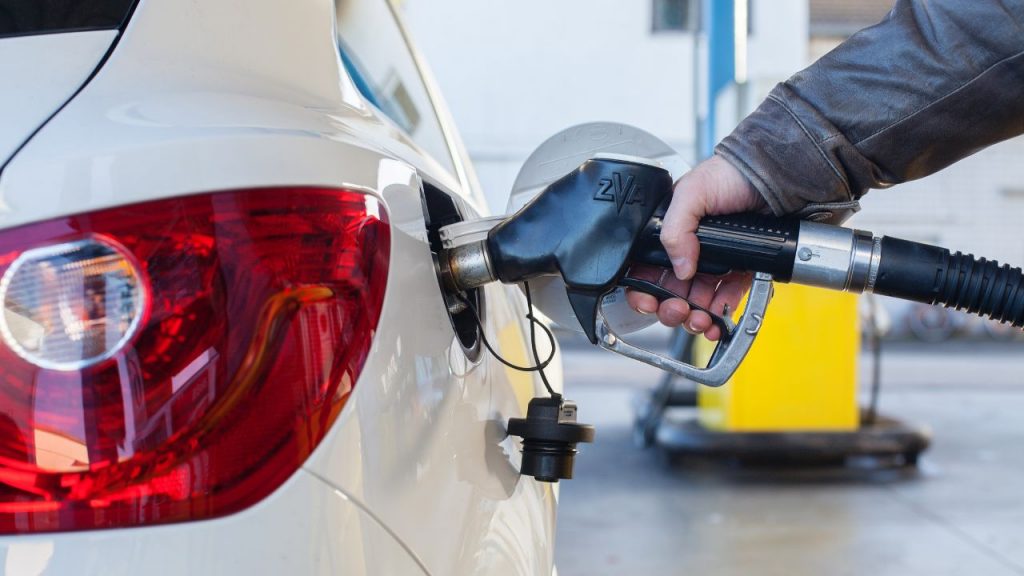 abastecendo-carro-gasolina Preços dos combustíveis variou até 0,32 na Zona Norte - Crédito: Freepik