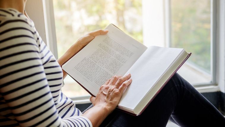 Além de distrair a mente, o livro nos leva para outros mundos - Crédito: Freepick