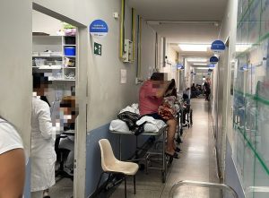 Corredor de unidade de saúde lotado