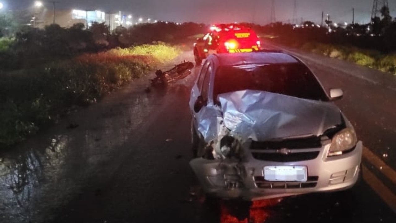 Acidente envolvendo uma moto e um veículo de passeio ocorreu na BR-452 - Crédito: Corpo de Bombeiros