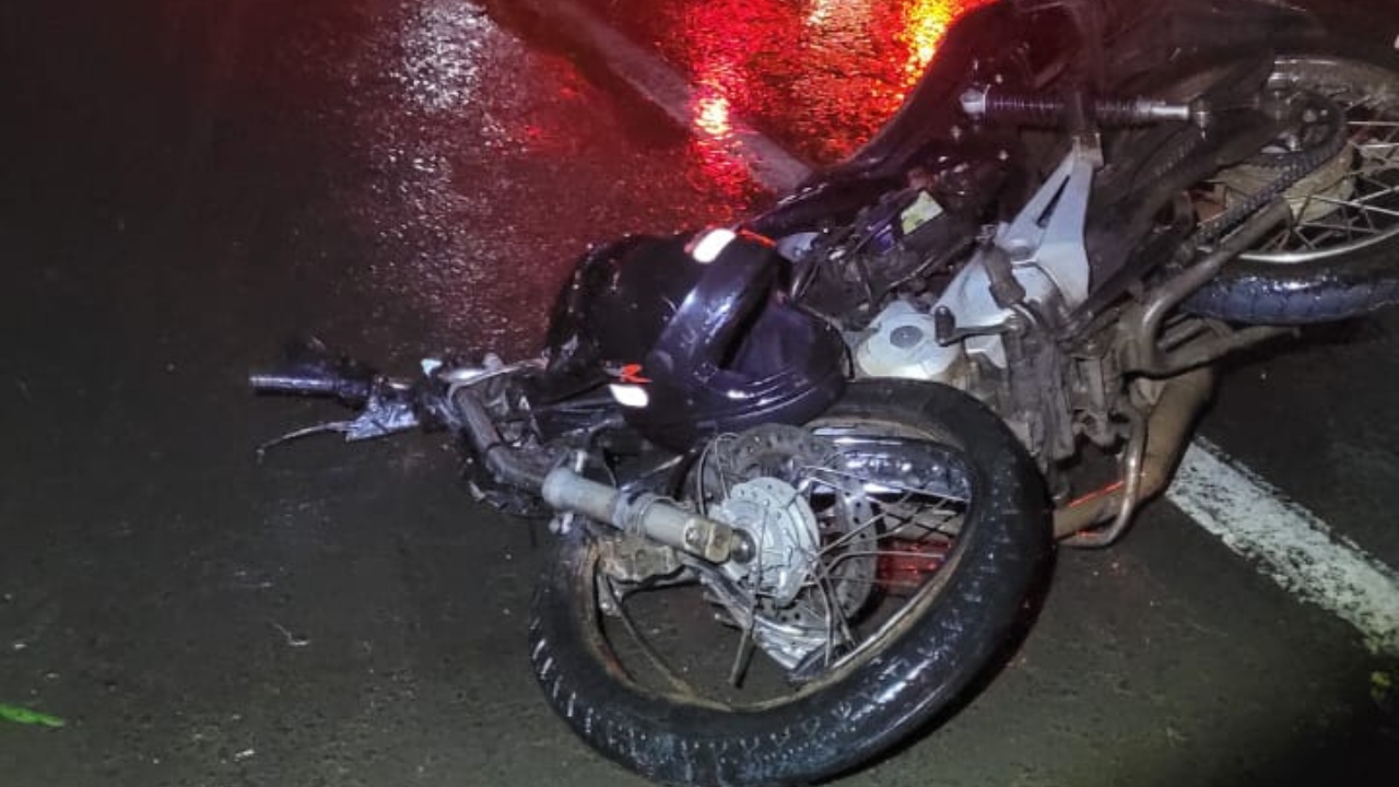 O condutor da moto foi arremessado na BR-452 e atropelado por outro veículo