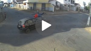 Motociclista é arremessado após batida em Patos de Minas
