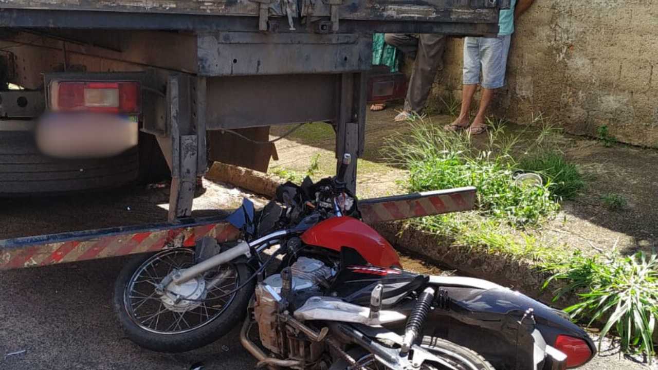 Motociclista morre após bater em caminhão