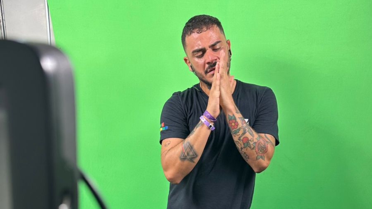 Adriano Ruan se encontrou profissionalmente como intérprete de Libras no setor artístico