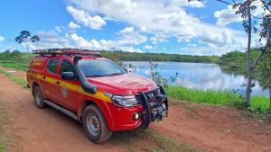 viatura à beira de represa