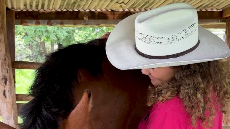 Aos 11 anos, Camile Mota realizou seu grande sonho de ter um cavalo. - Crédito: Rafael Ribeiro