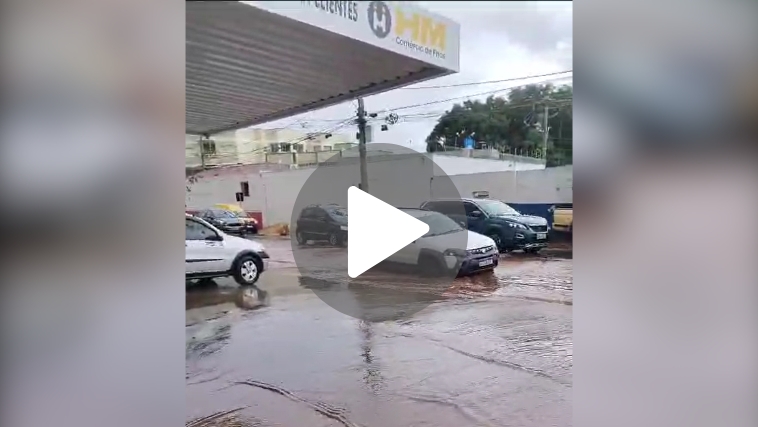 Vídeo mostra rua alagada