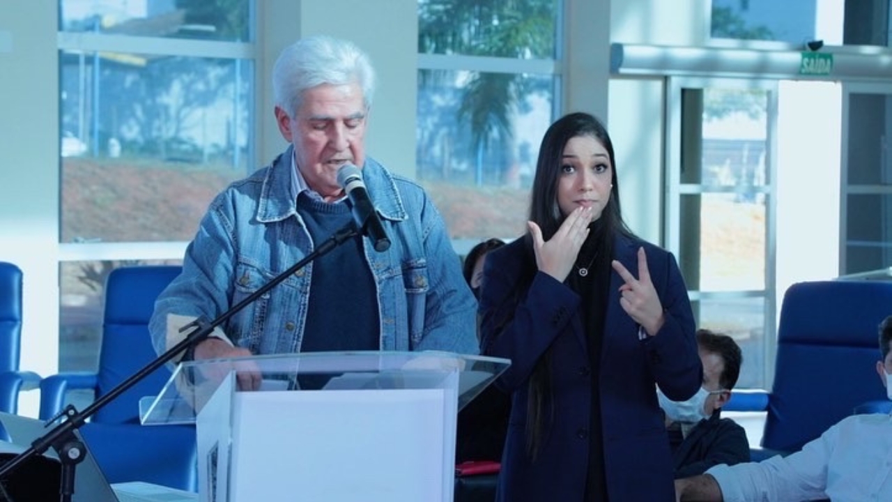 Amanda Valentim é intérprete de Libras na Prefeitura Municipal de Uberlândia