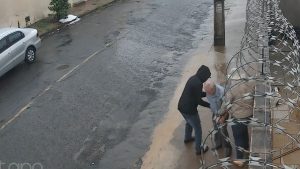 Idoso é assaltado na rua