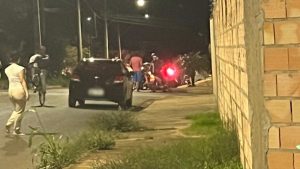 Um jovem de 29 anos foi baleado no bairro Jardim Esperança, em Patos de Minas, na noite de segunda-feira (25), por volta das 20h50. Ele foi socorrido por terceiros e levado ao Hospital Regional Antônio Dias antes da chegada da polícia.