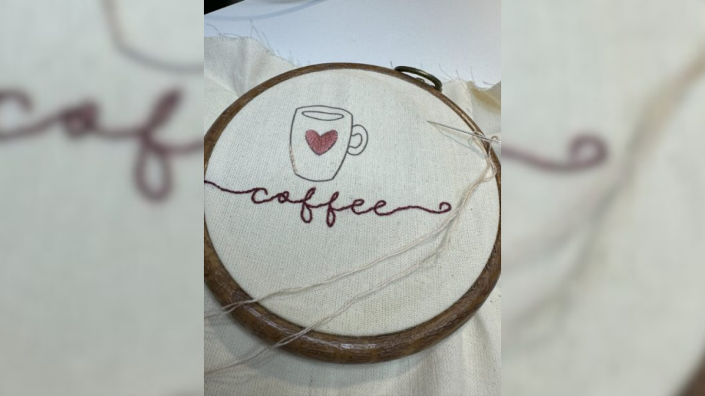 bastidor de bordado com a palavra café escrita e o desenho de uma xícara de café bastidor de bordado com a palavra café escrita e o desenho de uma xícara de café