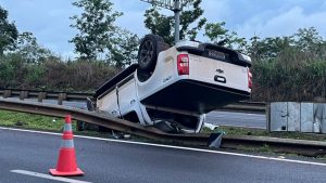 carro capotado em rodovia